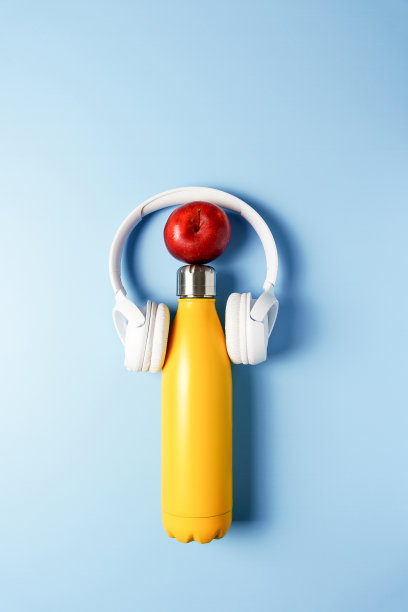 一个水瓶，一个苹果和耳机图片下载