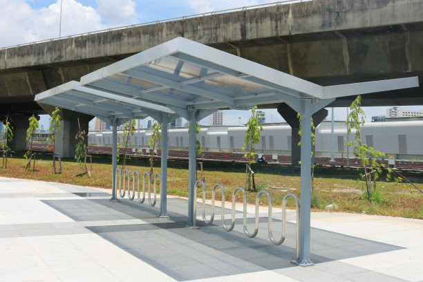 空荡荡的自行车停车场。图片下载