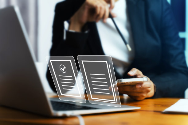 商人利用计算机进行文档管理系统(DMS)和在线文档数据库，实现无纸化办公的概念图片下载