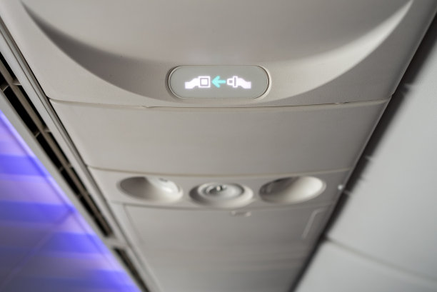 飞机上的安全带指示灯。图片下载