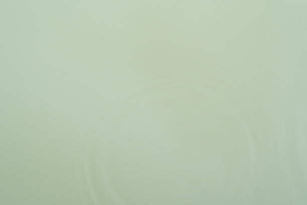 浅蓝色的水面在池塘与圆形图案使用自然背景纹理概念。图片下载