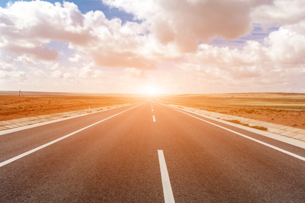 沥青路在中国西部的草原上，向着光明的方向图片下载