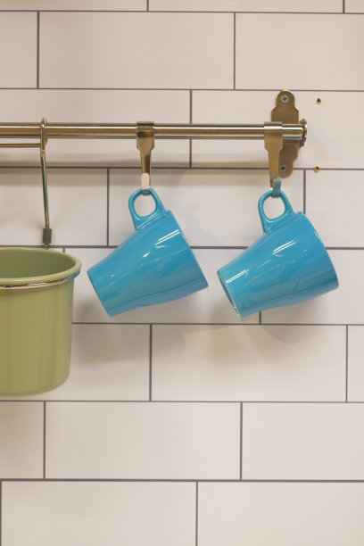 蓝色马克杯挂在挂钩上，图片下载