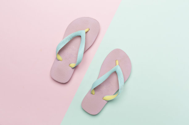 彩色背景亮人字拖，俯视图图片下载