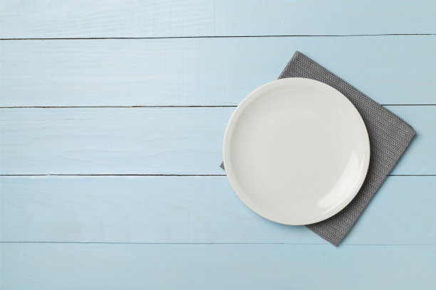 木制背景上的空圆板，顶视图图片下载