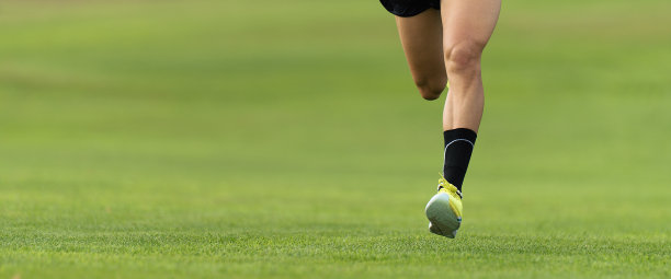 一个人沿着草地跑图片下载