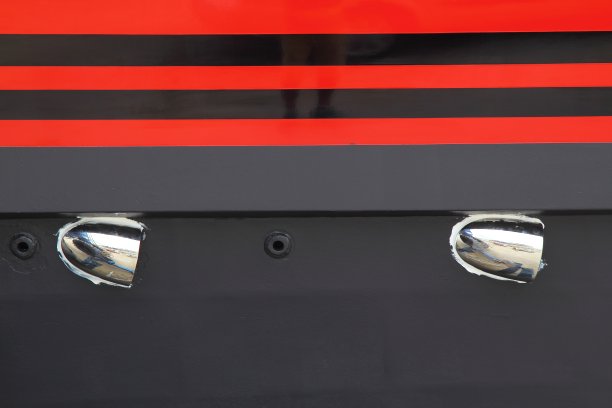 一艘豪华摩托艇的船体，特写侧视图。图片下载