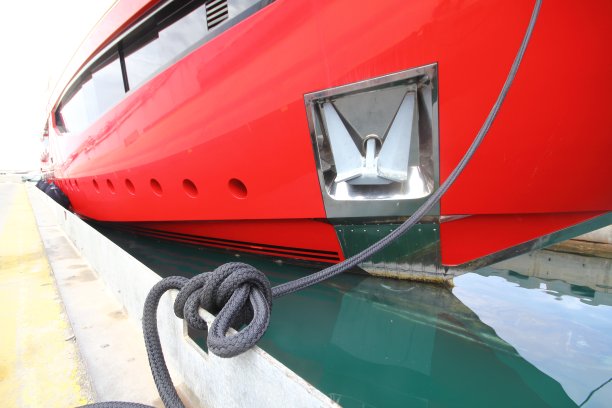 选择性地关注大型游艇在码头的锚泊。图片下载