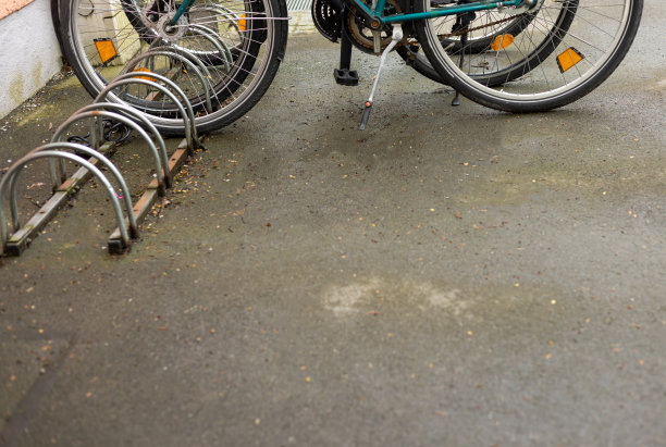 许多自行车在城市的停车场里骑图片下载