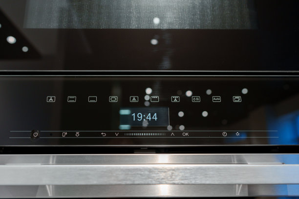 新烤箱在商店的家电部分图片下载