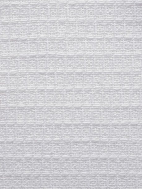 桌子上折叠着一条红色图案的白色华夫饼沙滩巾图片下载