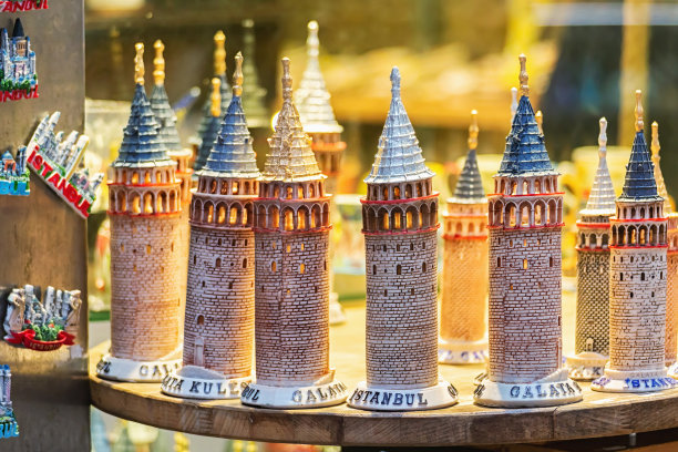 伊斯坦布尔街头纪念品商店出售的彩色陶瓷加拉塔模型。传统的土耳其纪念品。选择焦点，复制空间图片下载
