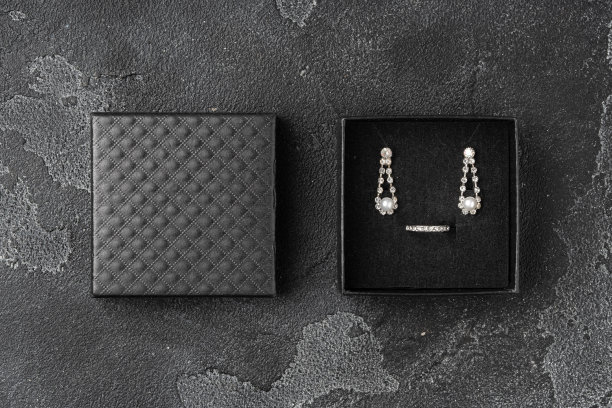 灰色背景的耳环首饰盒图片下载