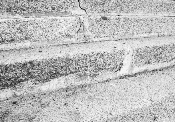 楼梯由天然石材制成。老式的石头楼梯。用石头砌成的古代楼梯。楼梯由天然石材制成。图片下载