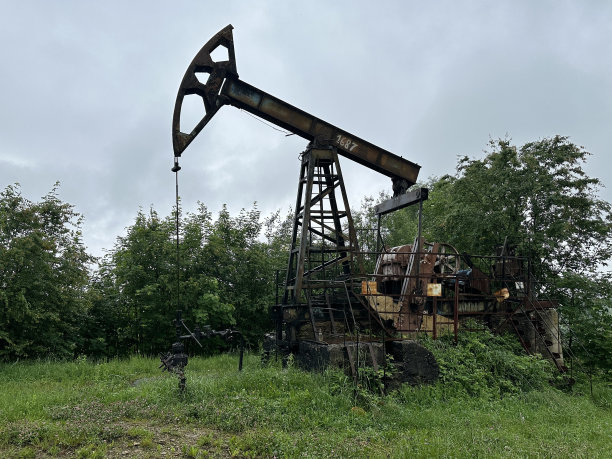 油站泵矿物。从地下开采石油。图片下载