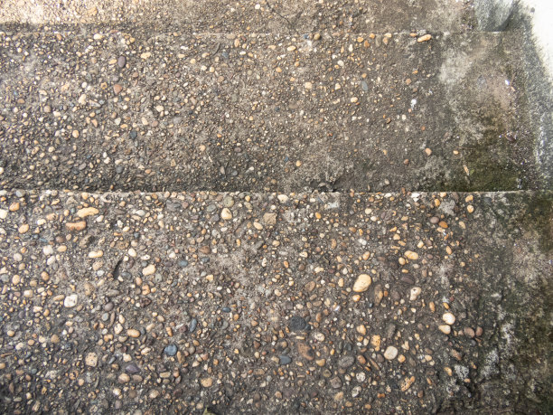 抽象的鹅卵石图案出现在宏观的混凝土背景纹理中，呈现出有机不规则与刚性结构的迷人融合。错综复杂的细节，鹅卵石，图片下载