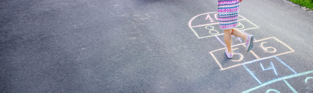 街头儿童的经典游戏。有选择性的重点。图片下载