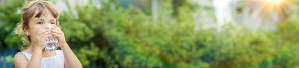 孩子喝水。选择性集中注意力，喝酒。图片下载