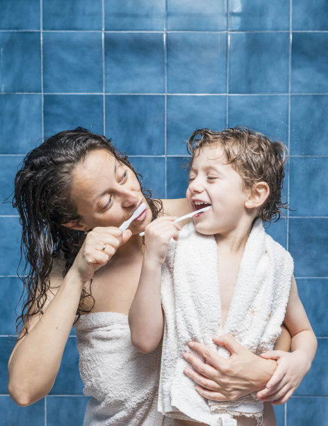 一个女人和一个孩子正在刷牙图片下载