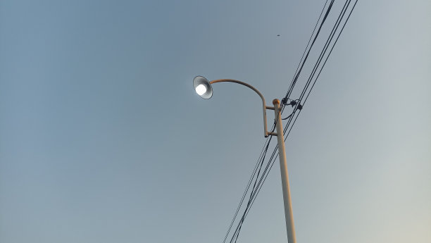 午后晴朗天空下的低角度街灯。图片下载