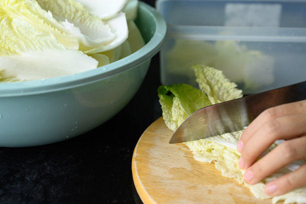 切菜板上剁碎的大白菜准备做韩国泡菜白菜图片下载