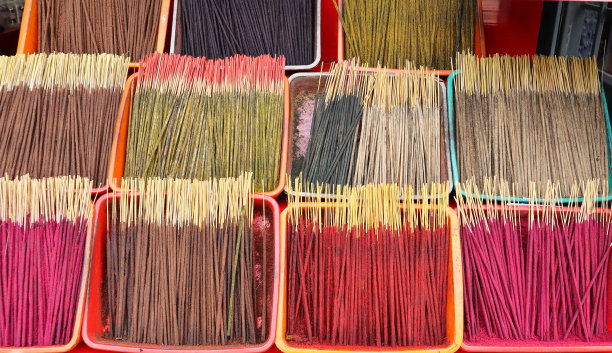 在印度各地的印度教寺庙中，不同香味的香棍的彩色图片。图片下载