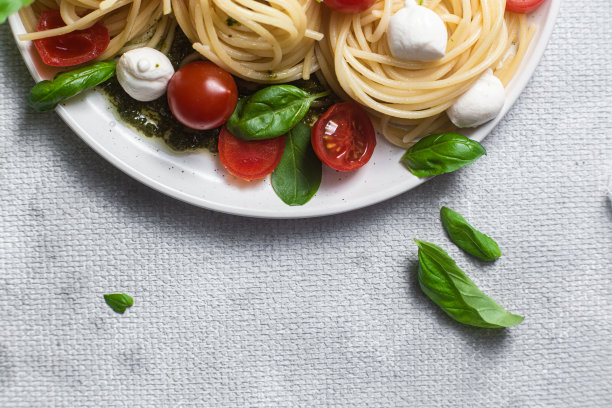 意大利面配马苏里拉奶酪、西红柿、罗勒和香蒜沙司。意大利面蔬图片下载