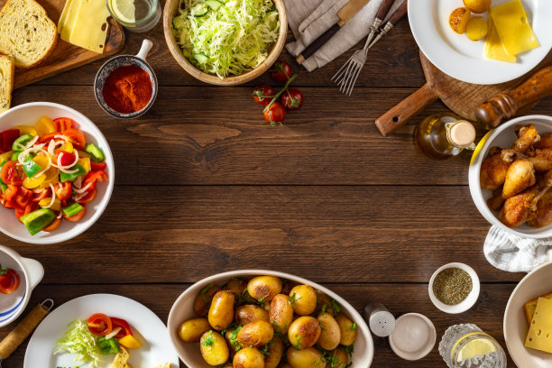 家庭餐桌框架集各种食物俯视图图片下载