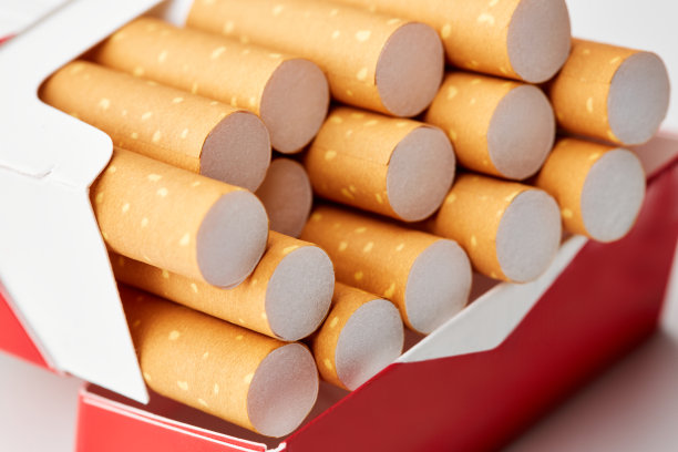 木制背景上的香烟特写。药物成瘾。吸烟。癌症。尼古丁。坏习惯。图片下载