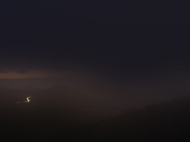 黑暗而忧郁的山间夕阳图片下载