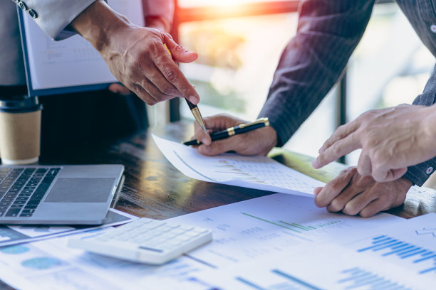 在公司会议讨论中分析财务图表文件上的业务财务报告，表现出成功的团队合作。商业会计概念特写图片图片下载