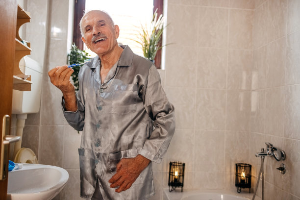 老人在浴室刷牙图片下载