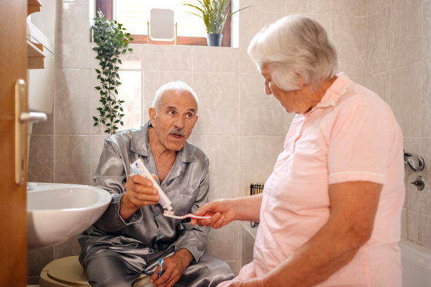 老夫妇在浴室洗牙图片下载