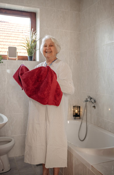 浴室里的老妇人图片下载