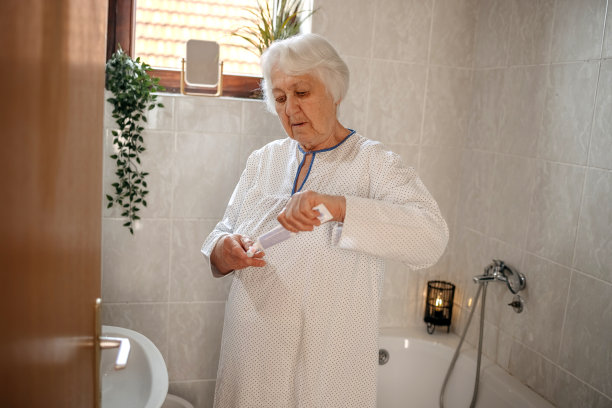 老妇人在浴室刷牙图片下载