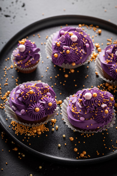美丽和独特的纸杯蛋糕作为一个令人难以置信的紫色甜点。图片下载