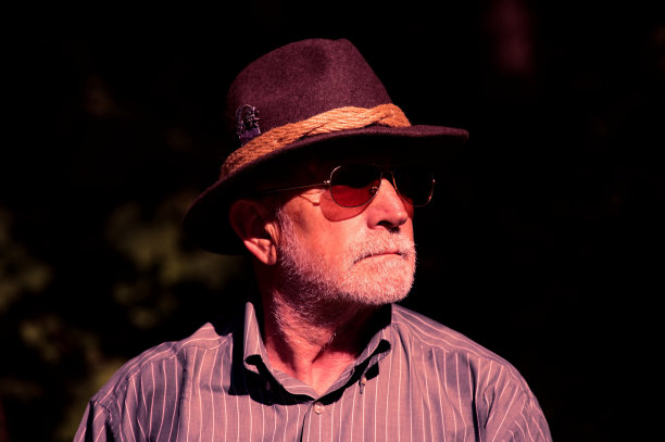 戴着猎帽的老人图片下载