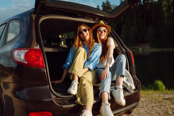 两名年轻女子在自驾游期间在车里自拍图片下载