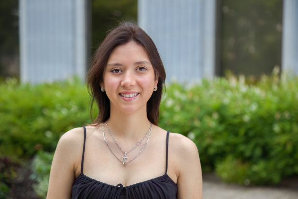 大学校园里的年轻女学生城市生活方式肖像图片下载