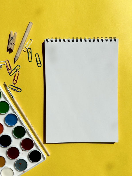 记事本，水彩颜料，画笔图片下载
