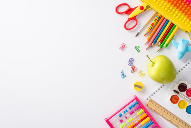 在这个创造性的自上而下的快照中开始有趣的学习冒险:在白色背景上生动的一系列儿童学校用品，为文本或宣传材料提供文案空间图片下载