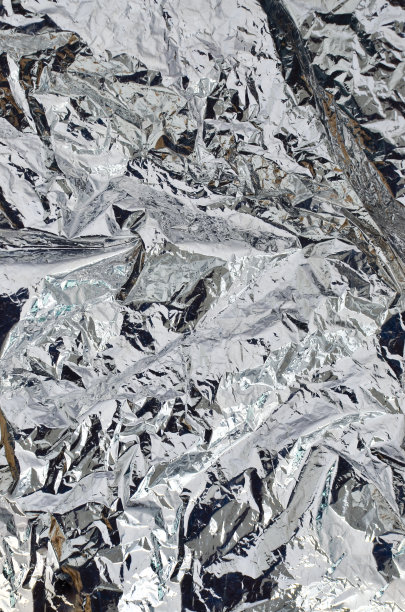 金属和闪亮的质感突出在铝箔，理想的未来概念。图片下载