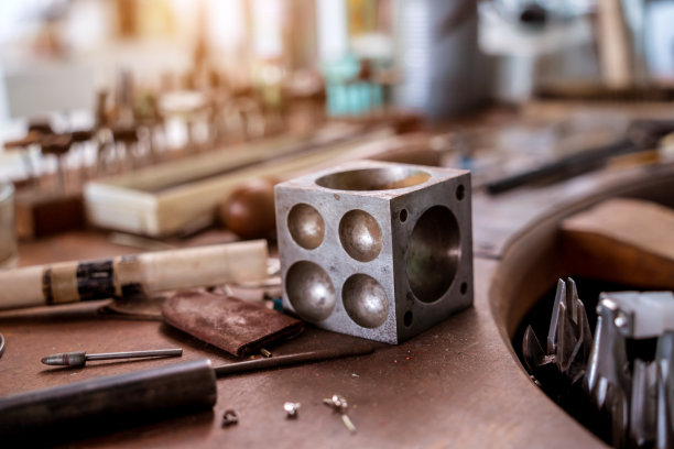 在一个大型的车间里，手工制作珠宝的工具箱图片下载