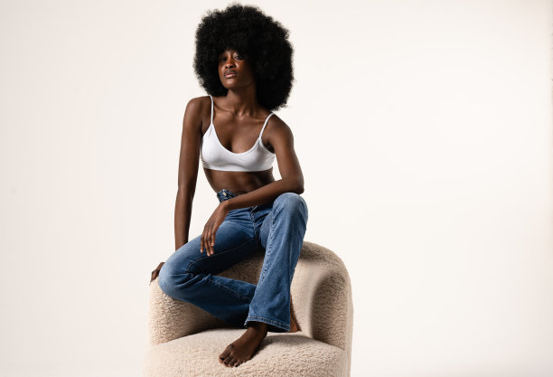 自信的非洲妇女自然化妆和时尚的发型在工作室摆姿势。身体积极的。图片下载