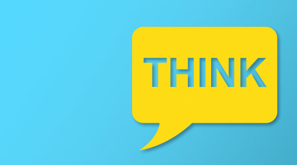 在蓝色硬纸板背景上思考带有复制空间的语音气泡图片下载