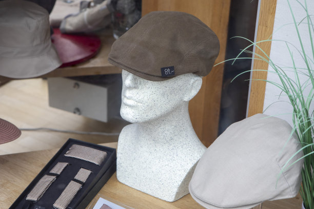 橱窗里的人体模型和帽子图片下载