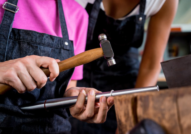 珠宝师老师和学生在车间制作珠宝图片下载