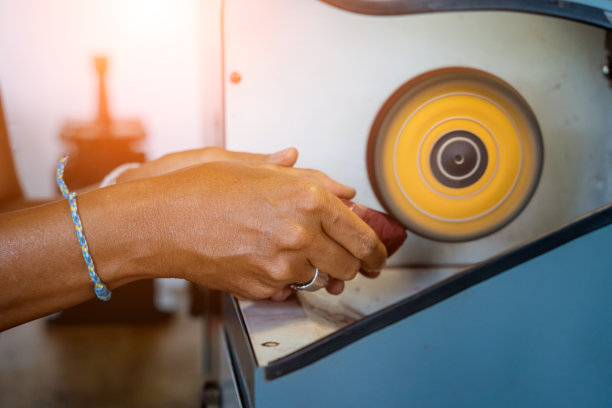 珠宝师老师和学生在车间抛光珠宝图片下载