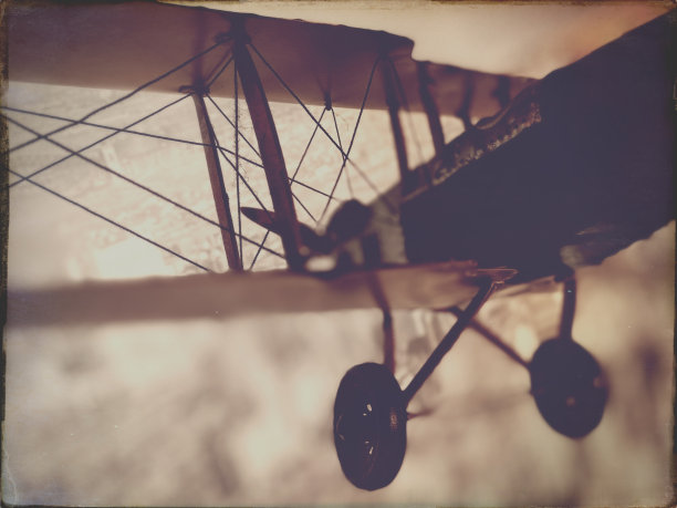 城市背景下的双翼飞机模型图片下载