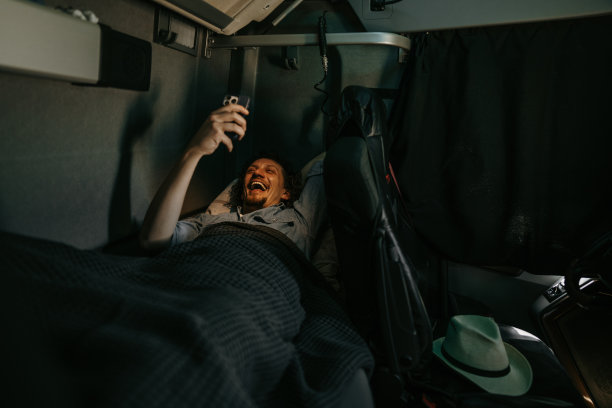 男性卡车司机使用手机图片下载